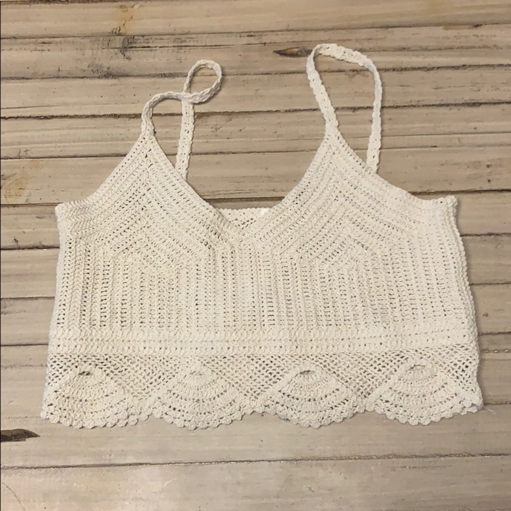 👒3/$50 H&M crochet crop top